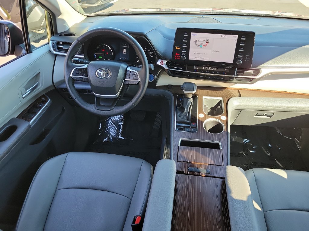 Used 2024 Toyota Sienna XLE FWD image 15