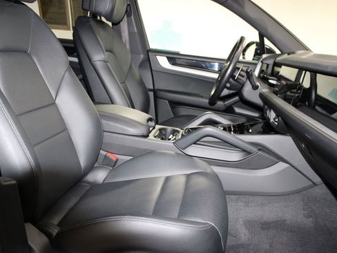 Used 2024 Porsche Cayenne AWD/4WD image 27
