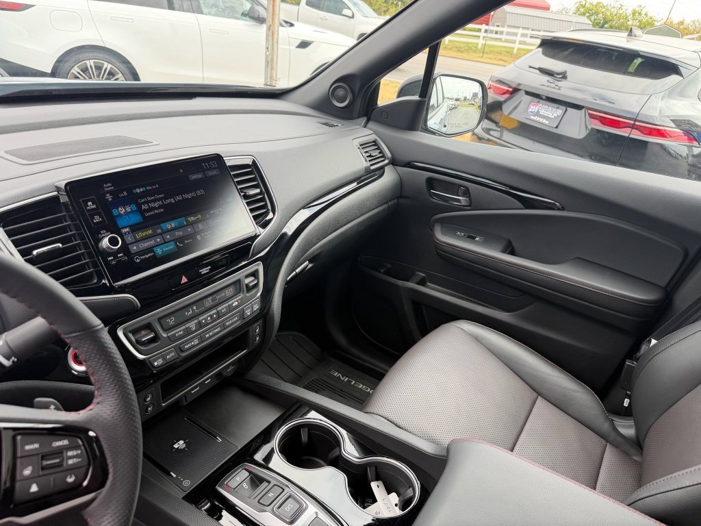 Used 2025 Honda Ridgeline Black Edition image 15