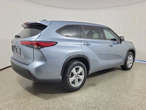 Used 2022 Toyota Highlander LE FWD image 5