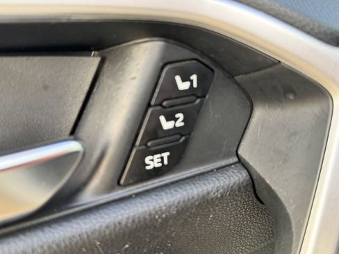 Used 2021 Toyota RAV4 XLE Premium image 12