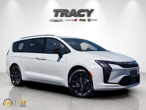 New 2027 Chrysler Pacifica Limited w/ Family Tech Group AWD/4WD image 1