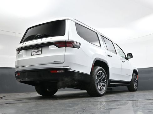 Used 2024 Jeep Wagoneer Series II image 40