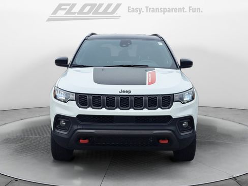 Used 2025 Jeep Compass Trailhawk AWD/4WD image 3