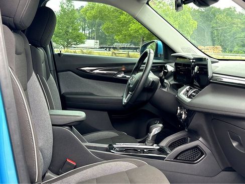 Used 2025 Chevrolet TrailBlazer LT w/ Convenience Package FWD image 6