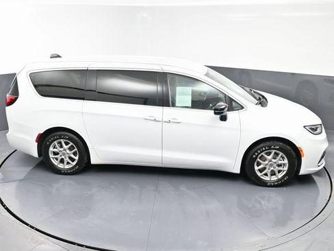 Used 2024 Chrysler Pacifica Touring-L image 46