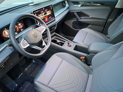 New 2026 Volkswagen Tiguan SE FWD image 16