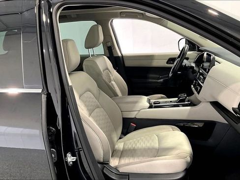 Used 2024 Nissan Pathfinder SV w/ SV Premium Package AWD/4WD image 31