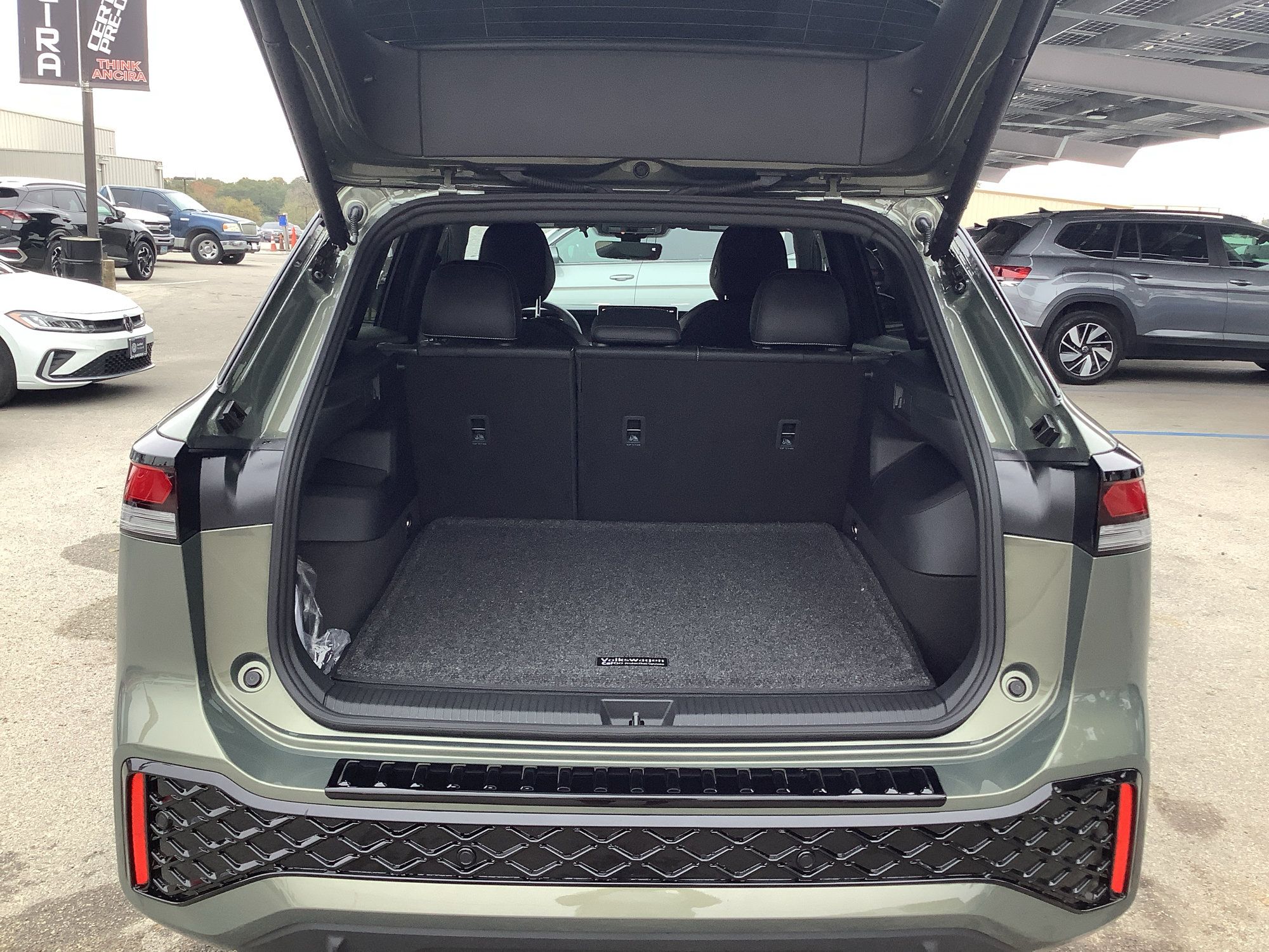 New 2026 Volkswagen Tiguan SE R-Line FWD image 10