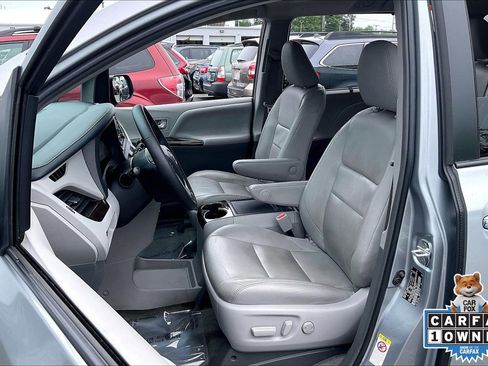 Used 2018 Toyota Sienna XLE w/ XLE Navigation Package FWD image 8