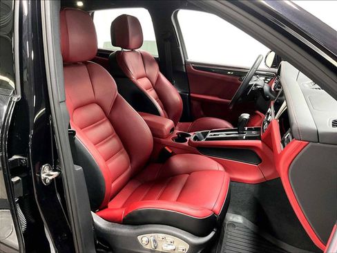 Used 2025 Porsche Macan AWD/4WD image 29