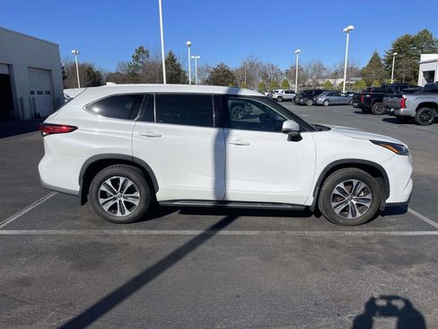 Used 2022 Toyota Highlander XLE image 12