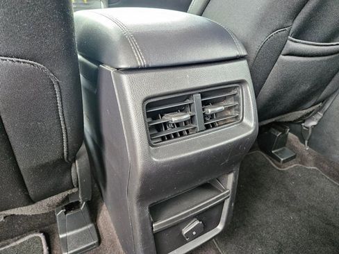 Used 2019 Ford Edge SE image 16