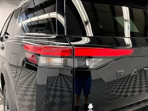 New 2025 Nissan Pathfinder Platinum w/ Lighting Package (N93) AWD/4WD image 17