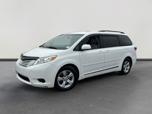 Used 2017 Toyota Sienna LE FWD image 1