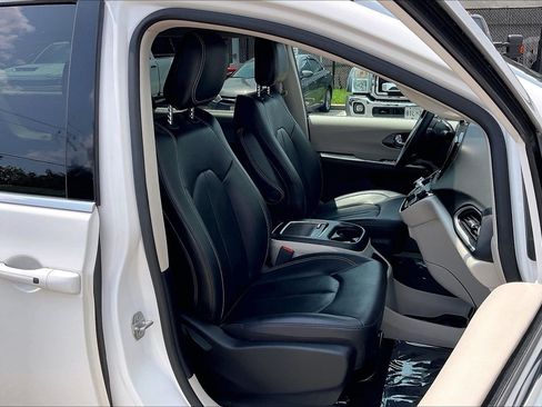 Used 2024 Chrysler Pacifica Touring-L FWD image 9