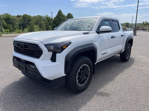 Used 2025 Toyota Tacoma TRD Off-Road AWD/4WD image 8