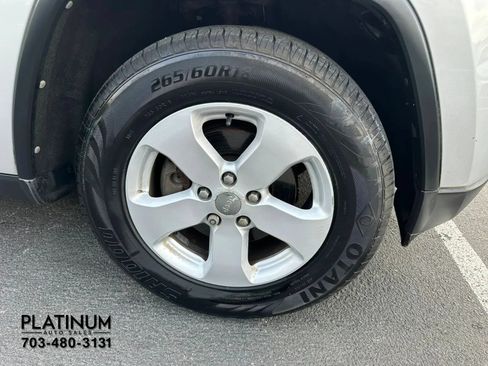 Used 2012 Jeep Grand Cherokee Laredo AWD/4WD image 21