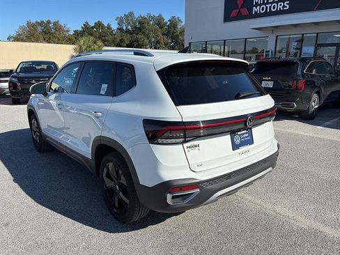 Certified 2025 Volkswagen Taos SE w/ Black Wheel Package image 4