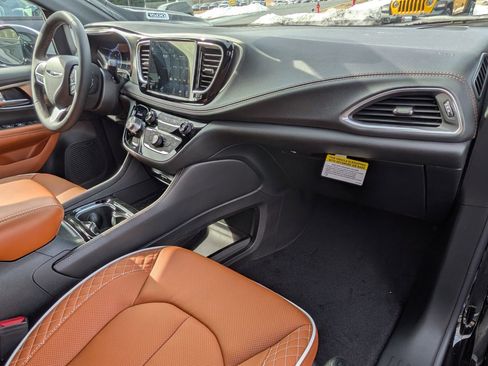 New 2026 Chrysler Pacifica Pinnacle w/ Trailer Tow Group image 36