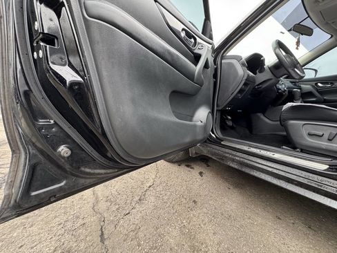 Used 2017 Nissan Rogue SV image 4