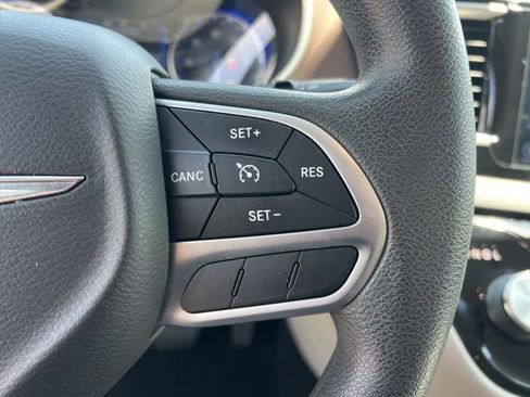 Used 2017 Chrysler Pacifica Touring image 15