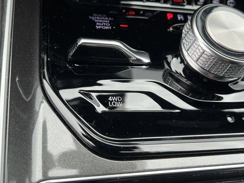 Used 2023 Jeep Wagoneer L 4WD w/ Rear Seat Video Group 1 image 25