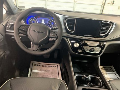 New 2026 Chrysler Pacifica Limited image 4
