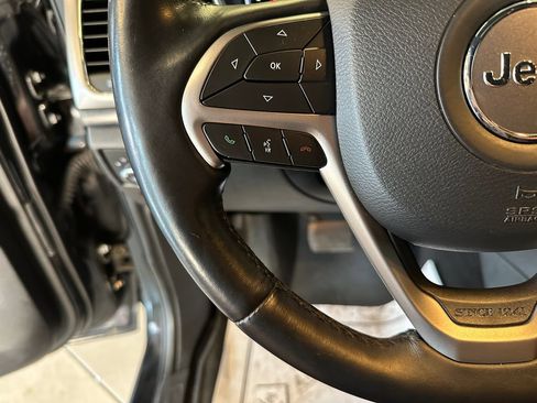 Used 2019 Jeep Grand Cherokee Laredo w/ Security & Convenience Group AWD/4WD image 11
