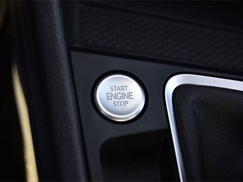 Certified 2025 Volkswagen Jetta SE image 17