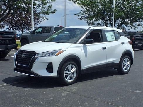 New 2025 Nissan Kicks Play S image 2