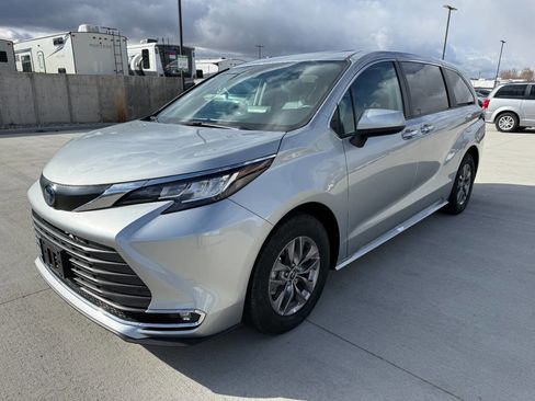 Used 2023 Toyota Sienna XLE image 7