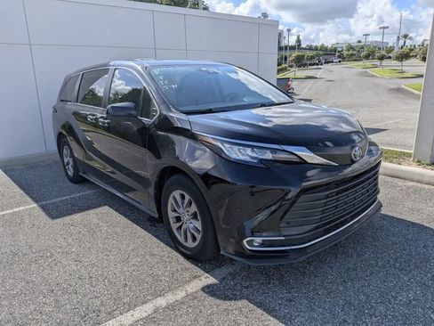 Used 2023 Toyota Sienna XLE FWD image 1