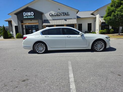 Used 2020 BMW 740i w/ Premium Package RWD image 5