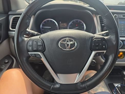 Used 2018 Toyota Highlander XLE AWD/4WD image 14