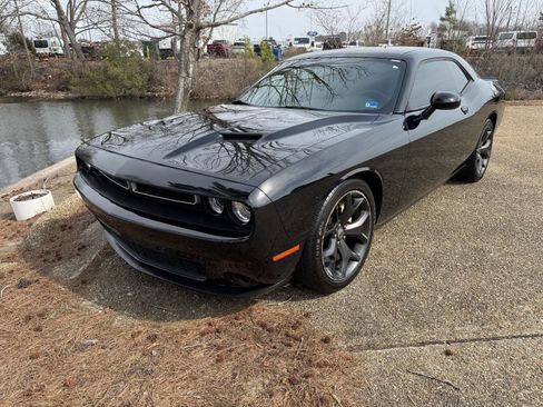 Used 2018 Dodge Challenger SXT image 12