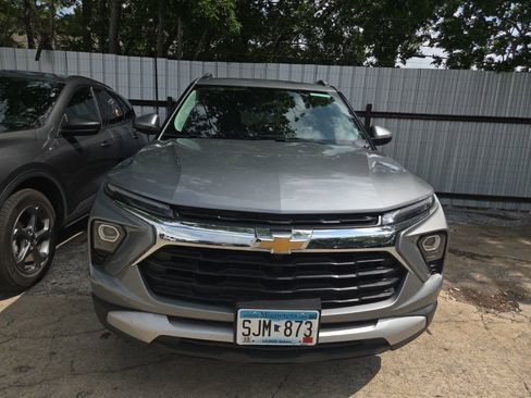 Used 2025 Chevrolet TrailBlazer LT AWD/4WD image 2