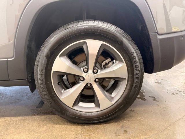 Used 2021 Jeep Cherokee Limited w/ Elite Package AWD/4WD image 5