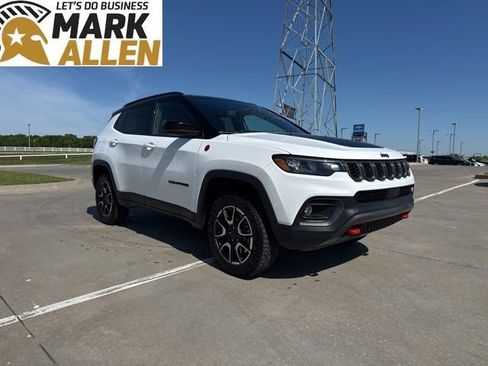 Used 2025 Jeep Compass Trailhawk AWD/4WD image 1