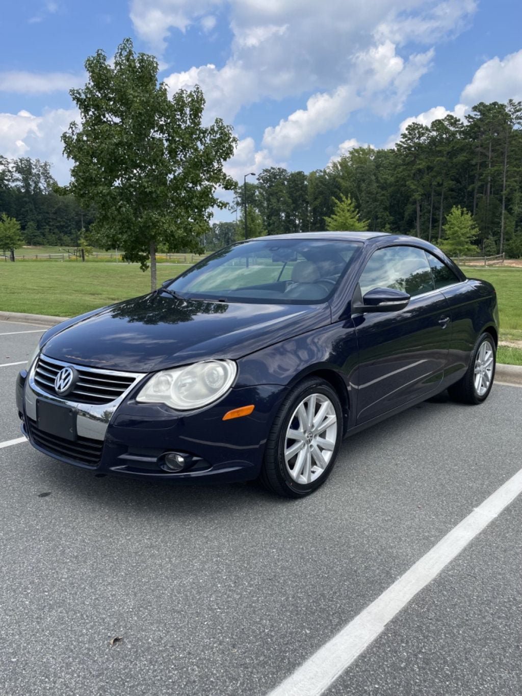 Used 2009 Volkswagen Eos Lux FWD image 1