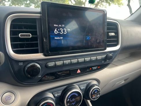 Used 2023 Hyundai Venue Limited FWD image 5