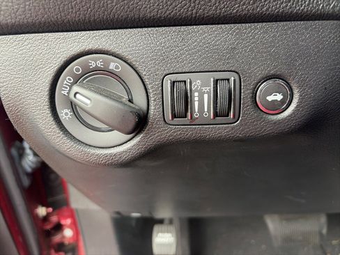 Used 2023 Dodge Challenger SXT image 15