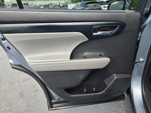 Used 2022 Toyota Highlander XLE AWD/4WD image 19