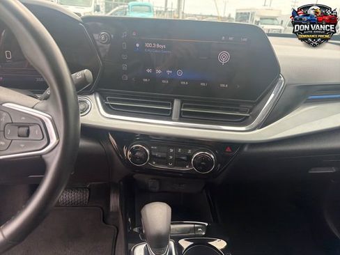Used 2025 Chevrolet Trax LT w/ LT Convenience Package FWD image 17
