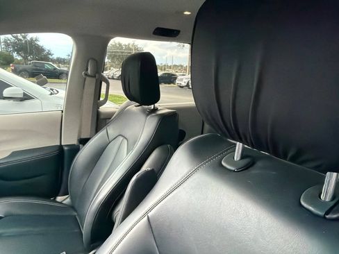 Used 2023 Chrysler Pacifica Touring-L FWD image 15