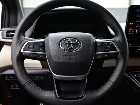 Used 2021 Toyota Sienna XLE FWD image 25