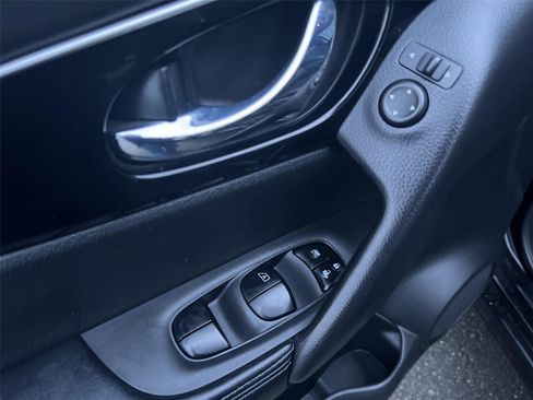 Used 2018 Nissan Rogue Sport SL image 13