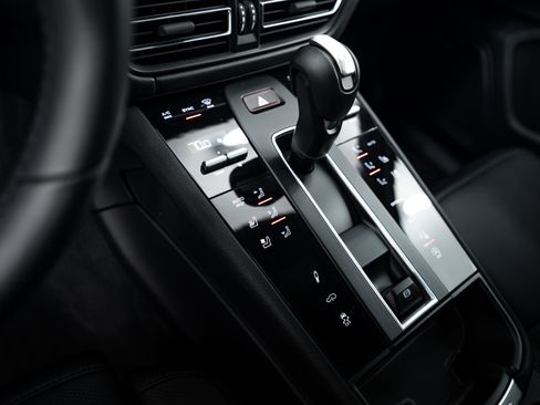 Certified 2026 Porsche Macan Turbo AWD/4WD image 15