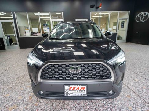 Used 2025 Toyota Corolla Cross XLE AWD/4WD image 6