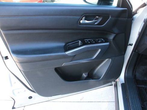 Used 2023 Nissan Pathfinder SL w/ Black Appearance Package image 12